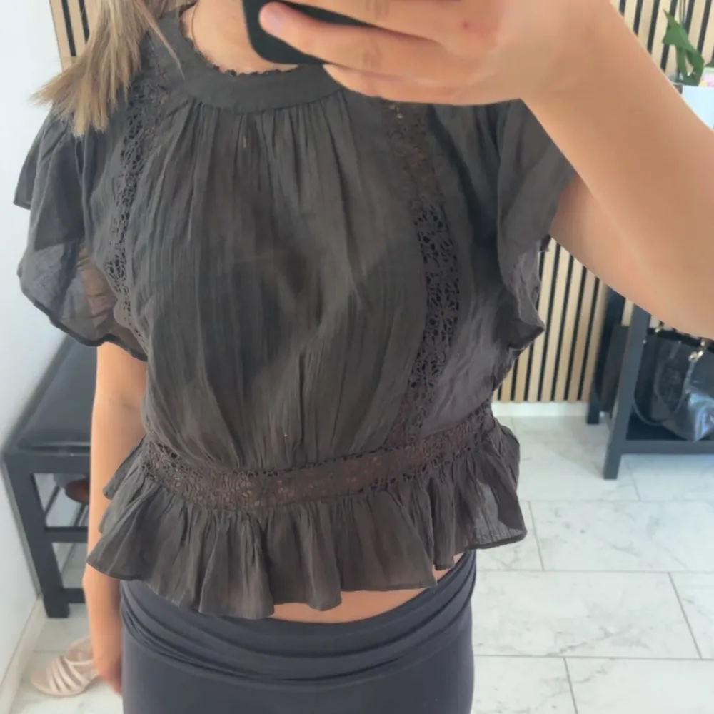 Söt blus i storlek m från vero Moda. Säljer pågrund av att den är för liten för mig . Puserot.