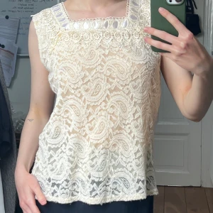 Krämvitt spetslinne  - Så vackert krämvitt spetslinne i fint skick🌸 Genomskinligt i ryggen men finns ett ”insytt” underlinne i fram💕 Oversize på mig som vanligtvis bär XS, så uppskattar storleken till S/M
