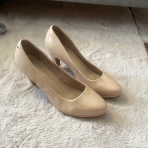 Klackskor - Säljes i använt skick som syns på bilderna. Använda två gånger. Perfekt för student/bröllop. Klack på 10cm baktill