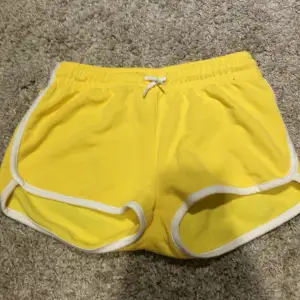 Fina gula shorts, är mjukis shorts 💗 har aldrig använts 🫶🏻