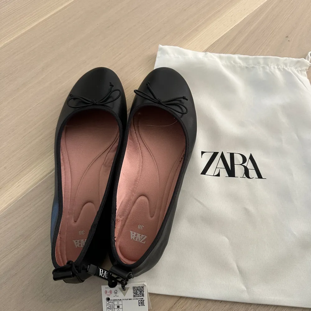 Säljer dessa slutsålda ballerinaskor från zara i storlek 38. Säljer då jag köpt ett par andra. Aldrig använda med lappen o påsen kvar. Nypris 299kr. Skor.