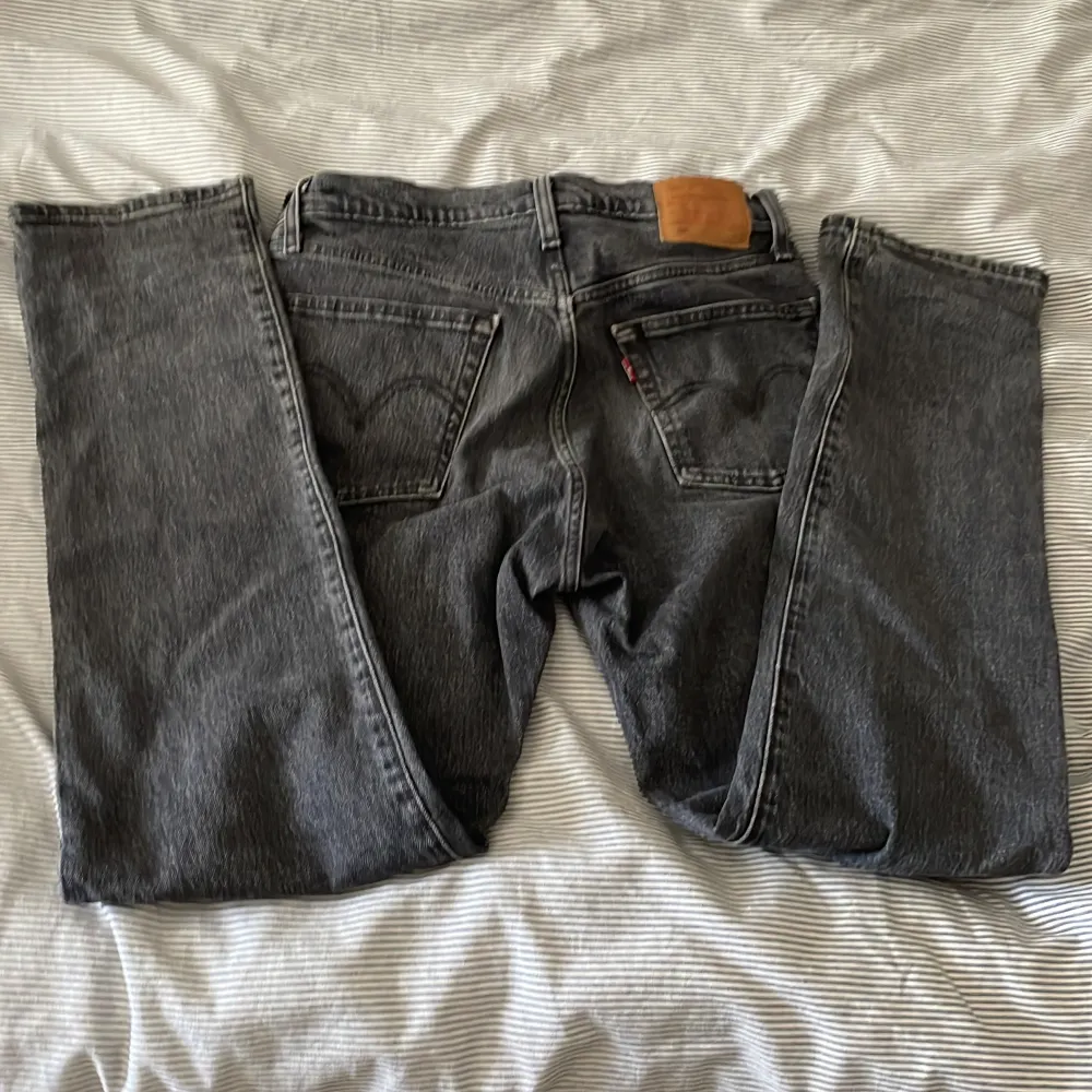 Dem är i bra skick och funkar perfekt. Är i modellen 501. Nypris 1099kr. Mitt pris är 275. Jeans & Byxor.