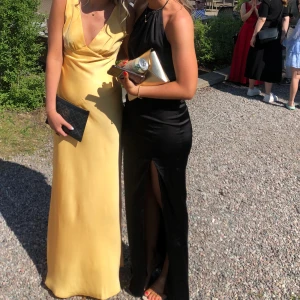 Svart balklänning - Svart balklänning från Nelly! Endast använd 2 gånger💞
