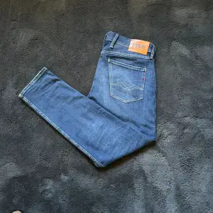Tja! Säljer dessa sjukt snygga Replay jeansen i modellen anbass. Skick 9,7/10 knappt använda och i riktigt bra skick! Pris kan diskuteras vid snabb affär!