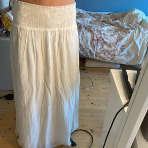 Långkjol ifrån veromoda - Köpt förra sommaren för va 600 kr, lite smutsig längts mer men inget man tänker på❤️ storlek m men passar mig som brukar ha xs/s.