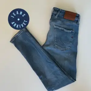 Feta Replay jeans Anbass i storlek 30/32 Modellen på bilden 183 cm. Skriv vid funderingar!