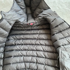 Colmar jacka - Svart colmar jacka i nyskick. Storlek 172 cm/ 16år. Men de passar mig som vanligtvis har S och Xs. 