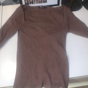 långärmad tröja - Säljer min bruna stickade tröja då den inte kommer till användning längre, otroligt stretchig så skulle säga att den även passar för folk som har strl S. Den har inga skador och är i nyskick då den inte kommit till större användning. ord pris 299