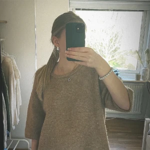Stickad tröja - Fin stickad tröja, bra skick och syns inte att den är använd, inte mina bilder💗
