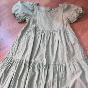 Klänning  - Jätte söt klänning för barn.  Har endast använt den 1 gång.