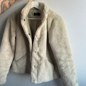 Faux fur - Faux fur jacka med krage  Storlek S