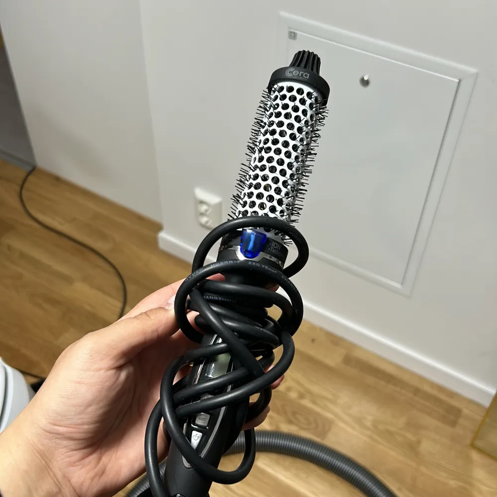 Säljer denna värme borste 32mm eftersom jag köpt dyson.  Vid intresse hör av er. Köpt för några månader för 500. Övrigt.