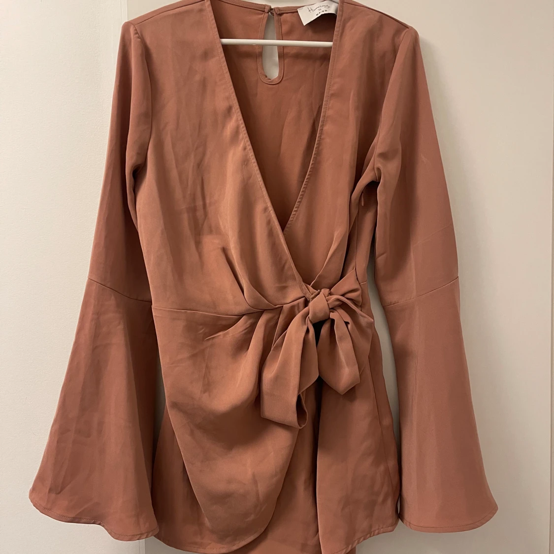 overlapped trumpet sleeve playsuit na kd hanna friberg byxdress  - 37