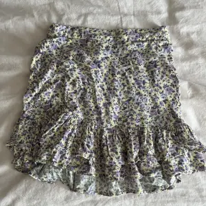 Perfekt till sommaren!!!!  Superfin kjol i topp skick som inte längre går att hitta pris kan diskuteras men cirka 120kr ☀️ Säljs pågrund av att den inte används