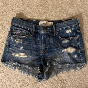 Jeansshorts - Jättefina jeansshorts! 35cm rakt över (midjemått) Säljer då de blivit för små.💗Pris kan diskuteras!