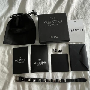 Valentino armband - Hej! Säljer nu detta riktigt snygga och trendiga valentino armband! | Allt og tillkommer ink extra nitar! | Storleken går att justera! | Armbandet är i fint skick. Skriv vid övriga frågor!