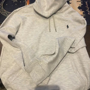 Polo ralph lauren hoodie  - Använd ett par gånger som ny skick från zalando.