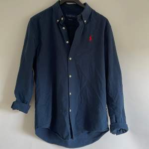 Mörkblå Ralph Lauren skjorta. Skick 10/10 bara använd 2 gånger. Skriv om du undrar något!🕺🪩🕺