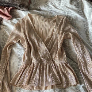 Glitter topp - Säljer eftersom den sitter lite stort vid bysten. 