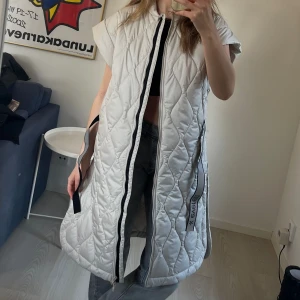 Lång dunväst - Storlek 36, nyskick  Offwhite/ivory beige  Nypris 999 kr