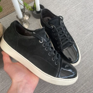 Lanvin Skor - Säljer dessa stilrena svarta Lanvin Skor | Inget og | Ser skitbra ut ifrån utsidan men insidan är rätt så sliten (skriv för bild) | Storlek UK6 (39-40) | Hör av er för fler bilder! 🤝