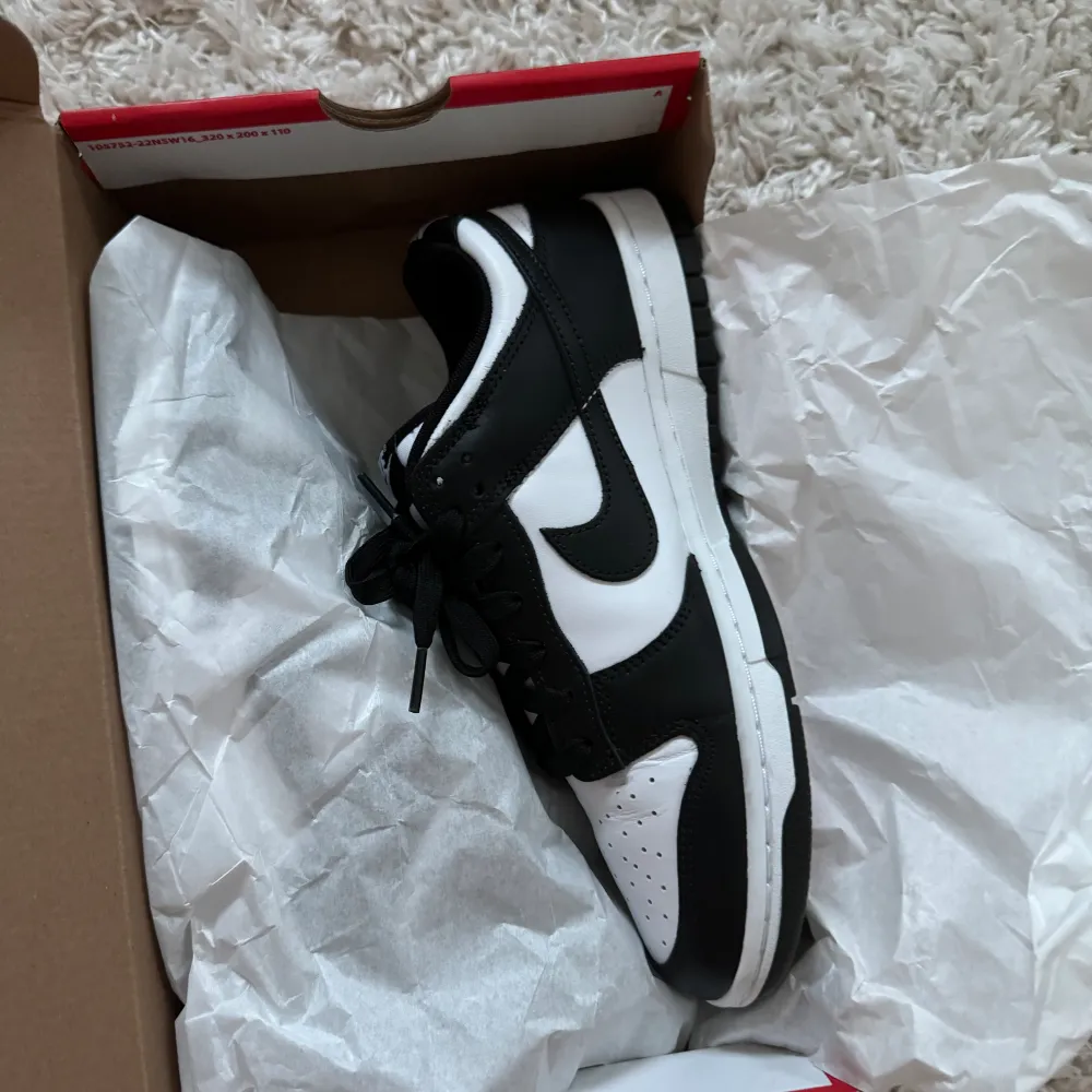 Säljer sprillans nya Panda dunks i storlek 42,5 ! Dessa är för små för mig och därför vill jag sälja dom. Du som köper skorna får med kvitto och skolåda.. Skor.