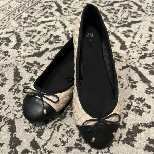 Ballerina skor  - Jättesöta ballerina skor. Köpta här på plick men de är som helt nya. Säljer vidare då dom var lite små ❣️