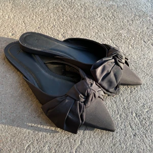 Svart rosett sandaler🎀🎀 - Helt oanvända från hm! Slutsålda på hemsidan🎀🖤 Köptes för 379kr