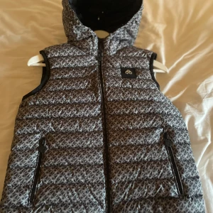 Mosse knuckles väst 164 men är lite liten för mig som är 170 - St 164 men passar lite större och skick är 10/10 och bästa kvalite, såklart äkta. Skriv vid minsta lill fundering