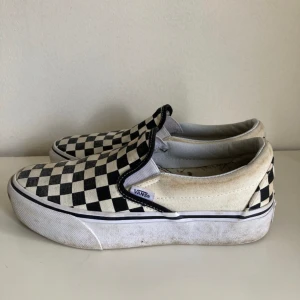 Vans platform slip-ons - Vans platform slip-ons i strlk 38. Se bilder för skick. Kan skicka fler bilder.