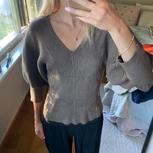 Brun stickad tröja - En brun stickad blus/tröja, storlek är L men jag är ca/s och den passar mig