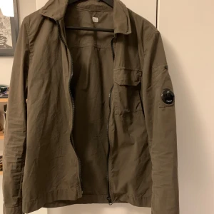 C.P company jacka - Säljer min fräscha CP company jacka/overshirt!  Perfekt nu till sommaren när man vill ut en sommarkväll.   Inga konstigheter med denna, bara svarta märket/loggan som har några repor, men inget märkvärdigt.  Storlek S, bra passform, kom ej med skambud
