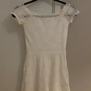 En fin vit klänning i storlek 146 från Kappahl. Använd en gång 