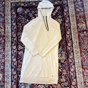 Lång hoodie med luva  - Har använt några få gånger. Och vill säga att den här hoodie är ganska mycket längre än en vanlig hoodie 