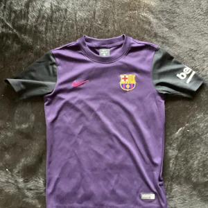 Barca tröja - En snygg Barca matchtröja som är köpt i barcelona! Jag säljer pga att den är för liten! Skicket är 8,67/10