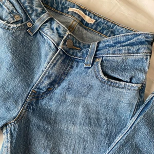 Lågmidjade jeans  - Säljer mina Levis Low pitch bootcut jeans. Använt en gång. W23, L31 (är 163, och dem går hela vägen ner på mig) 