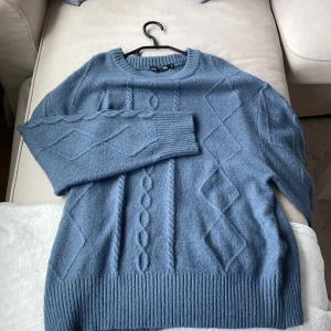 Blå stickad tröja - Säljer denna då jag aldirg använt den🩷 den  känns helt oanvänd då den faktiskt är oanvänd 