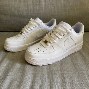 Nike air force 1s - Säljer ett par Nike air force 1s. Använd några gånger men skick 10/10. Skriv om du är intresserad🤙