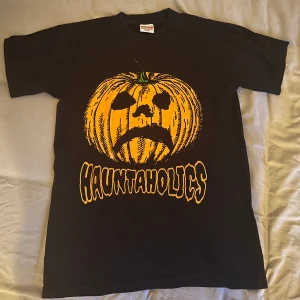 🎃HAUNTAHOLICS Haunted mound merch🎃 - Tjena! Säljer en hella rare hauntaholics tisha i storlek MEDIUM 💯❤️🎃 Använd men i bra skick!  Skriv om ni har funderingar 🤷‍♂️🤘🏻