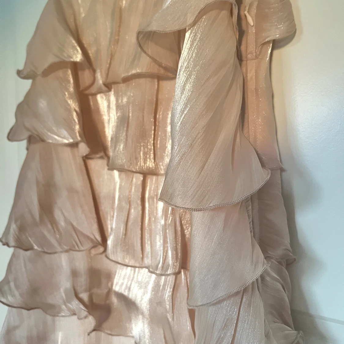 Skimrande volang klänning  - 90