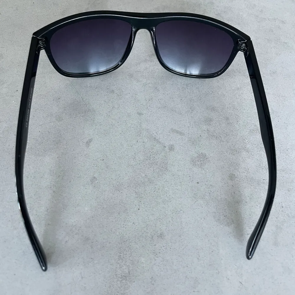 Säljer ett par solglasögon som är nästan identiska med Rayban Boyfriend i nyskick!. Accessoarer.