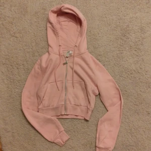 Croppad sweatshirt - Sparsamt använd. Hör av er om ni har frågor. Använd gärna "köp nu" funktionen. 💕💕