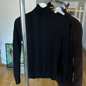 Polotröja - Tiger of Sweden - Svart Polo tröja från Tiger of Sweden Tajt passform.  Bra skick. Storlek small. Jag är 175cm lång och den sitter som på bilden. 