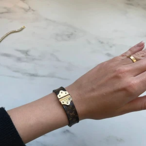 ÄKTA Louis Vuitton armband  - Louis vuttion armband, storlek 17! Det syns att det blivit använd. Nypris: 2773kr. 