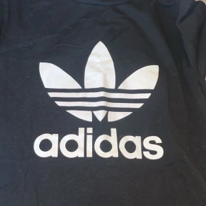 Adidas t-shirt - Kontakta gärna vid frågor 🩷