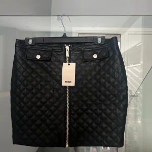 Mini kjol - Helt ny minikjol från BikBok. Prislappen kvar endast testad. Nypris 399kr.  Mitt pris 220.