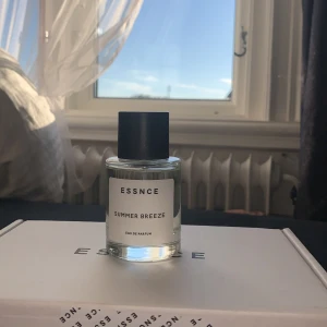 Essnce perfym - Essnce perfym i doften summer brezze. Jag råkade köpa två stycken och kan itne returnera den andra men älskar hur den luktar. Sen är använd en gång. Den luktar somrigt och lite dom citrus