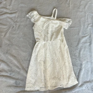 Vit blommig klänning - Stl 146-152 Knappt använd, från lidnex💞