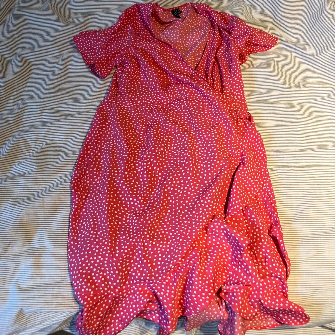 Rosa prickig klänning