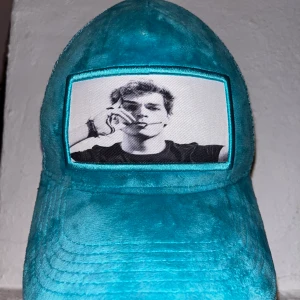 Emilia Pendenza keps  - Helt oanvänd Emilio Pendenza keps 🧢  Limiterad keps! Finns inte till försäljning! Fin blå färg precis som när jag köpte den, perfekt nu till sommaren. 